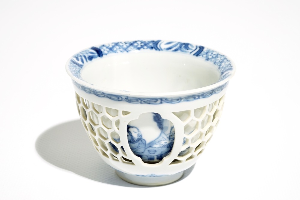 Un bol &agrave; double parois en porcelaine de Chine bleu et blanc, Kangxi