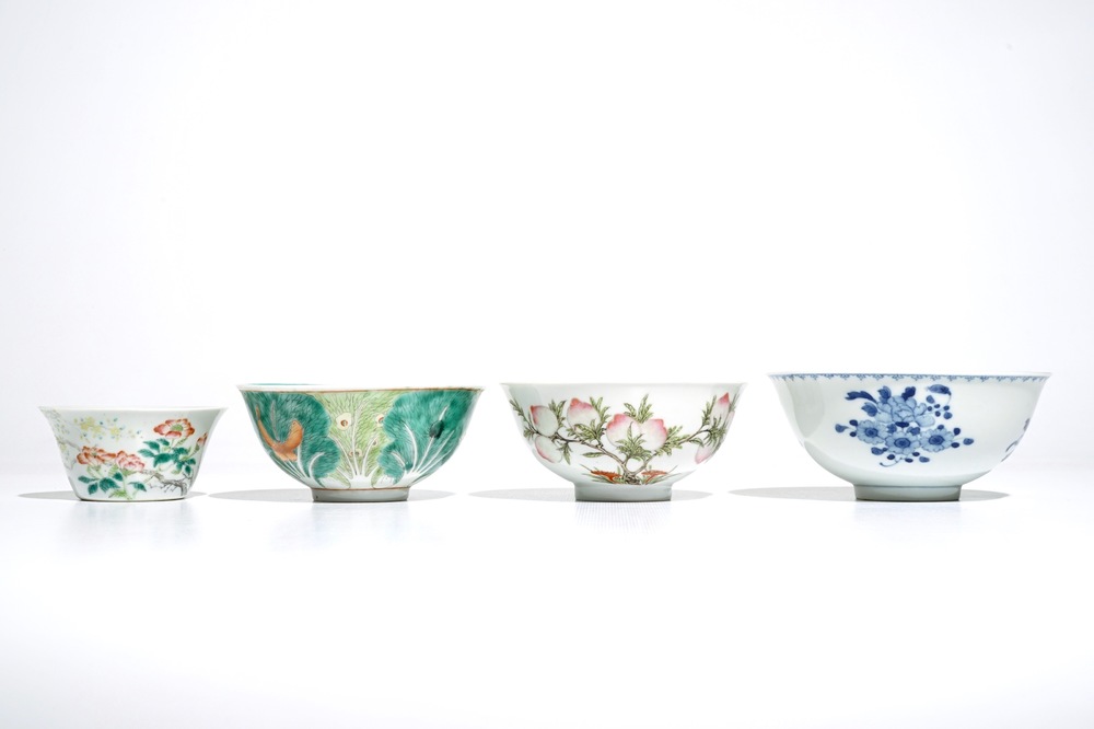 Quatre bols en porcelaine de Chine famille rose et bleu et blanc, 19/20&egrave;me