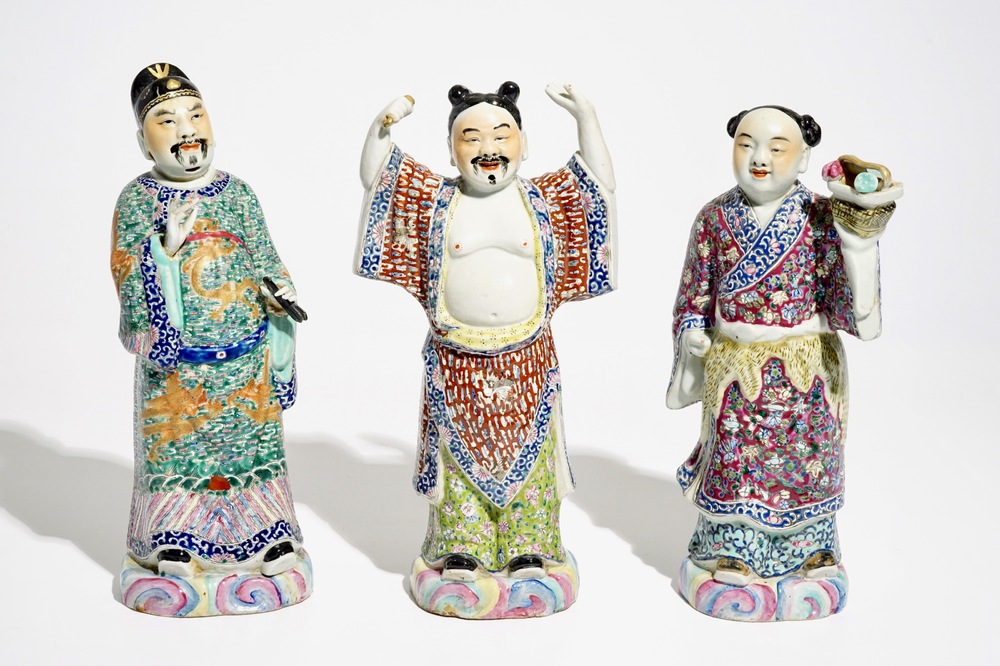 Trois figures en porcelaine de Chine famille rose, 19/20&egrave;me