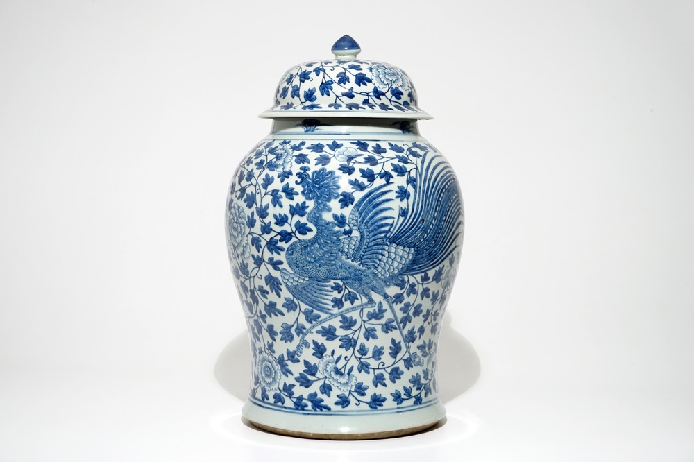 Un grand vase couvert de forme balustre en porcelaine de Chine bleu et blanc, 19&egrave;me