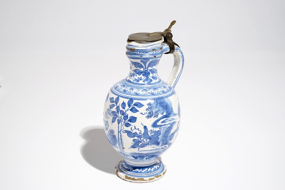 A blue and white chinoiserie jug with pewter lid, Haarlem or Delft, 1st half 17th C.