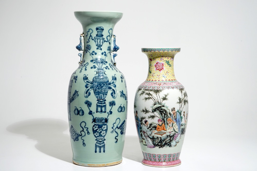 Un vase en porcelaine de Chine famille rose et un vase &agrave; fond c&eacute;ladon, 19/20&egrave;me