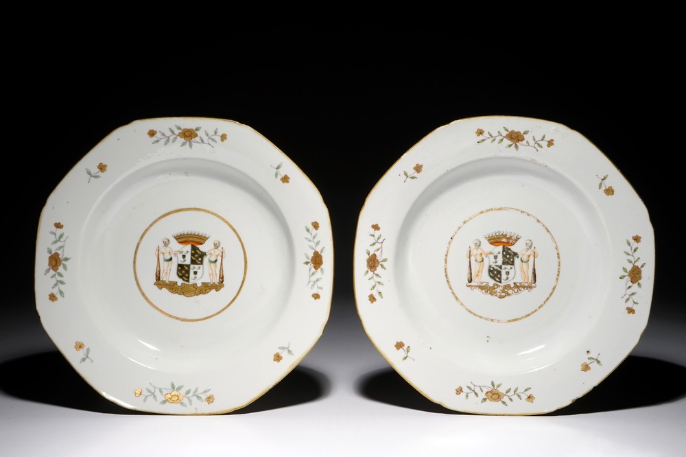 Une paire d'assiettes armoiri&eacute;es octagonaux en porcelaine de Chine, Qianlong