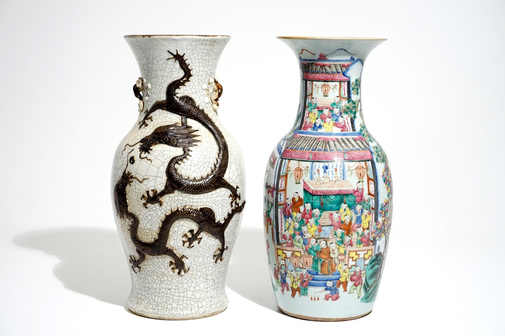 Un vase en porcelaine de Chine famille rose et un vase au dragon, 19&egrave;me