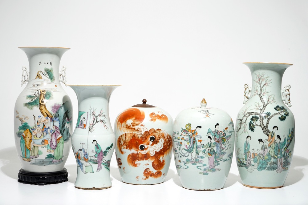 Cinq vases en porcelaine de Chine famille rose, 19/20&egrave;me