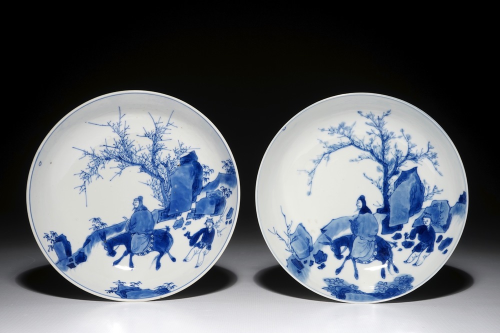 Een paar Chinese blauwwitte borden met een wijze op een ezel, Kangxi merk en periode