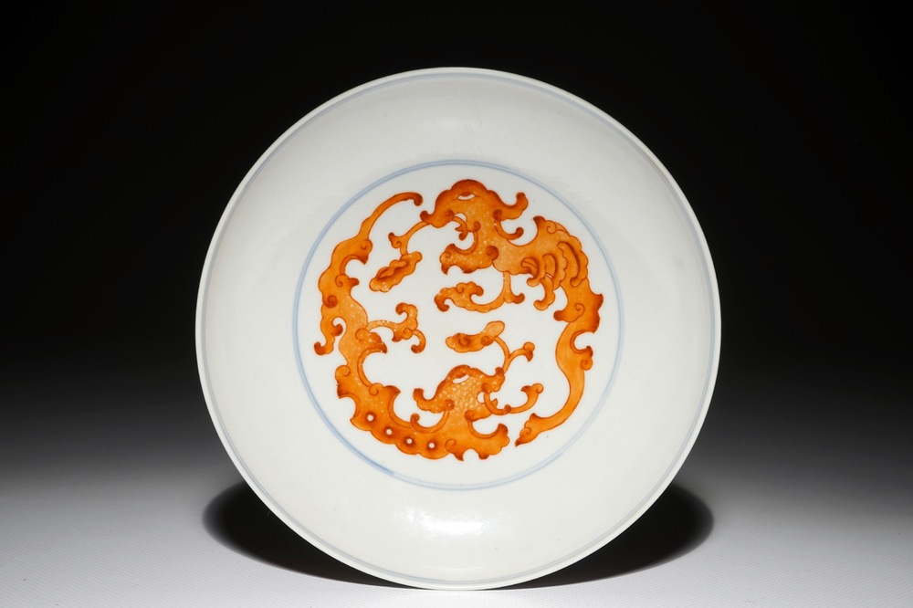 Une assiette en porcelaine de Chine en rouge de fer et bleu, marque de Qianlong, 19/20&egrave;me