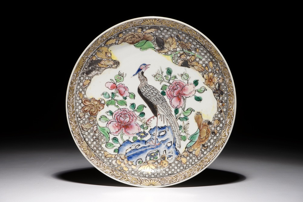 Une assiette en porcelaine de Chine famille rose &agrave; d&eacute;cor d'un paon, Yongzheng