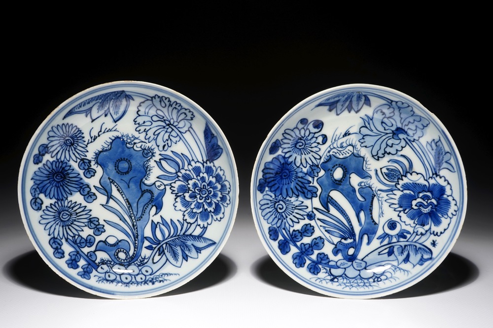 Een paar Chinese blauwwitte bordjes met floraal decor, Xuande merk, Wanli