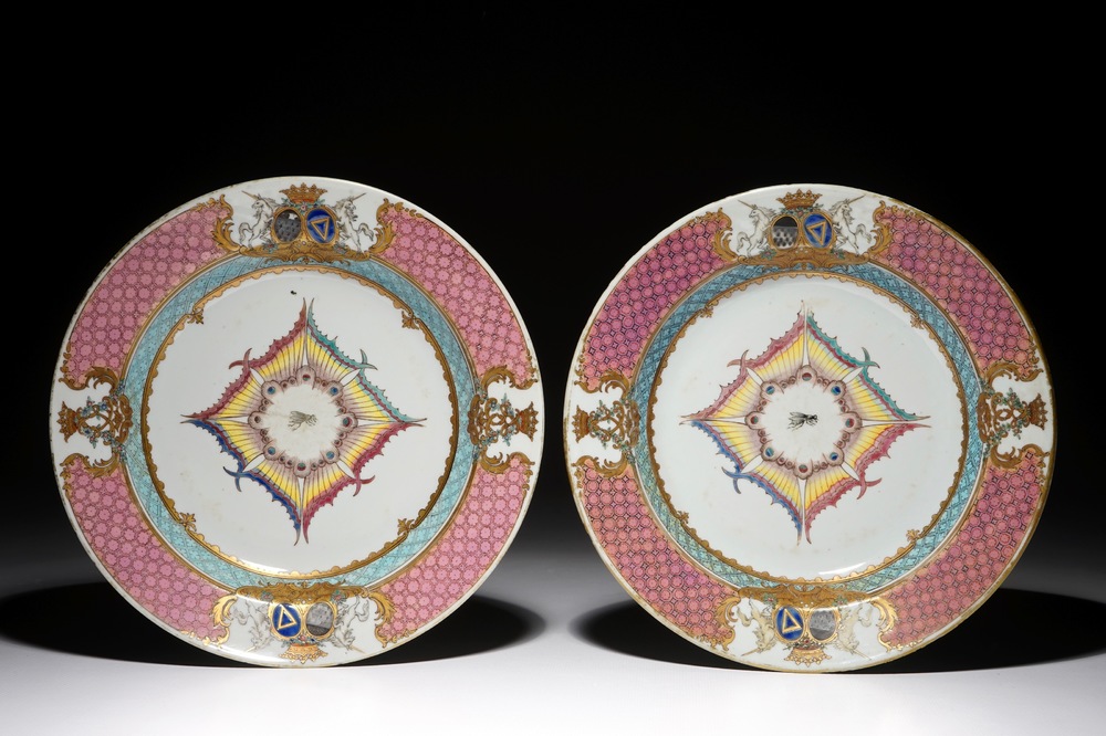 Une paire d'assiettes aux armoiries d'alliance de marriage pour le march&eacute; fran&ccedil;ais, Chine, Qianlong, vers 1737