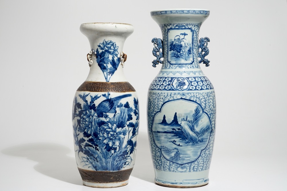 Deux grands vases en porcelaine de Chine bleu et blanc, 19/20&egrave;me