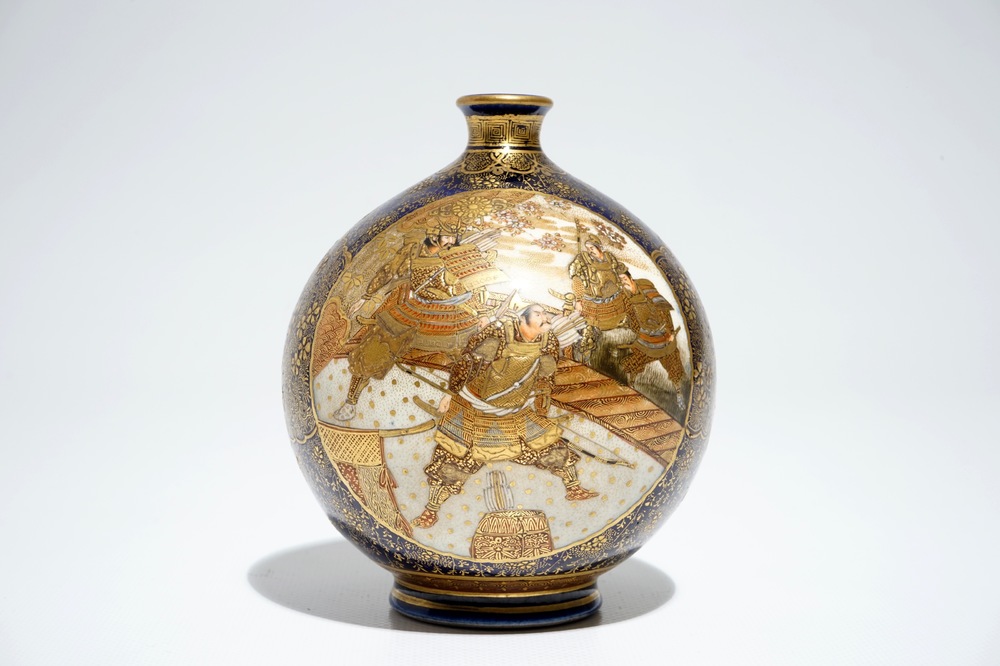 Un vase en porcelaine Satsuma, marque de Kinkoza, Japon, &eacute;poque Meiji, 19&egrave;me