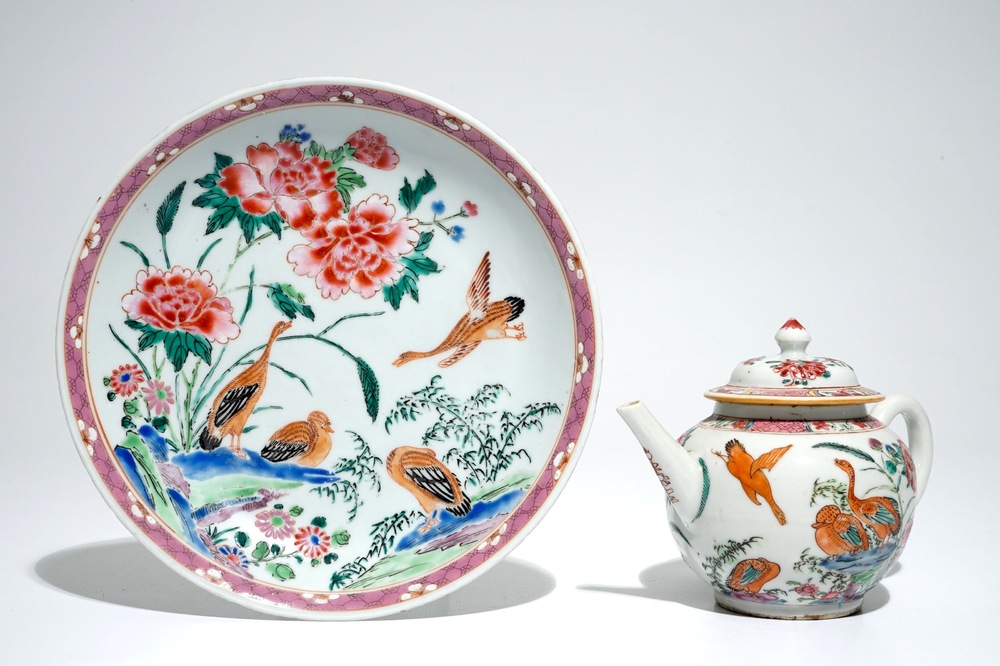 Une assiette et une th&eacute;i&egrave;re en porcelaine de Chine famille rose &agrave; d&eacute;cor d'oies, Yongzheng/Qianlong