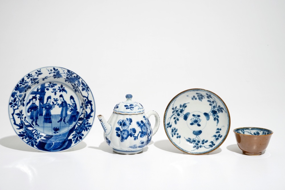 Une th&eacute;i&egrave;re, une assiette all&eacute;gorique et une tasse et soucoupe en porcelaine de Chine bleu et blanc, Kangxi/Qianlong