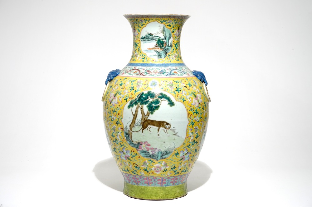 Un grand vase &agrave; d&eacute;cor d'un tigre en porcelaine de Chine famille rose sur fond jaune, 19&egrave;me