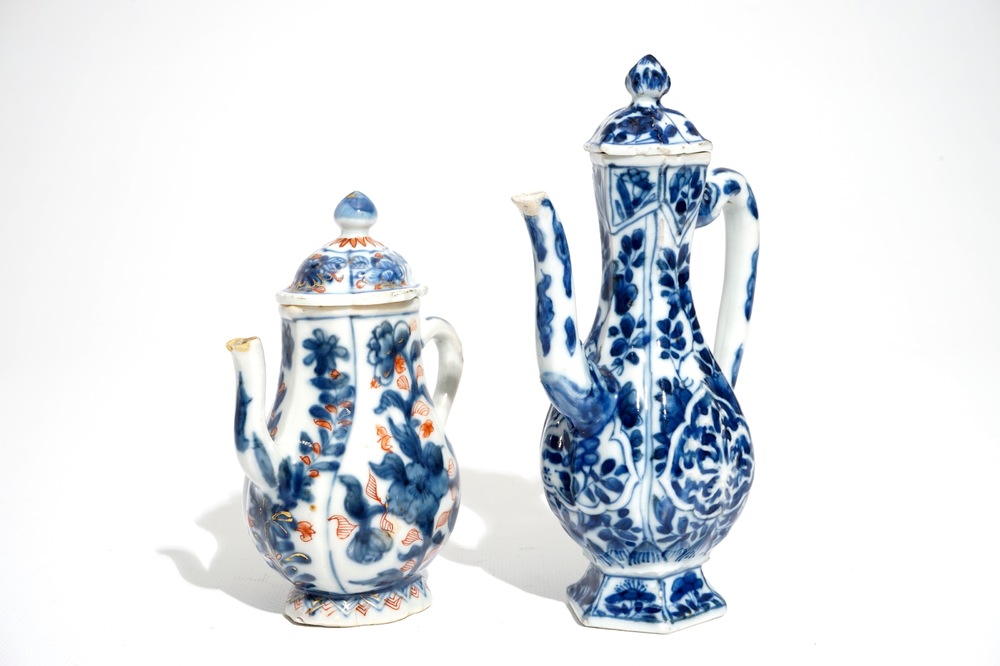 Een Chinese blauwwitte dekselkan en een Imari-stijl dekselkan, Kangxi
