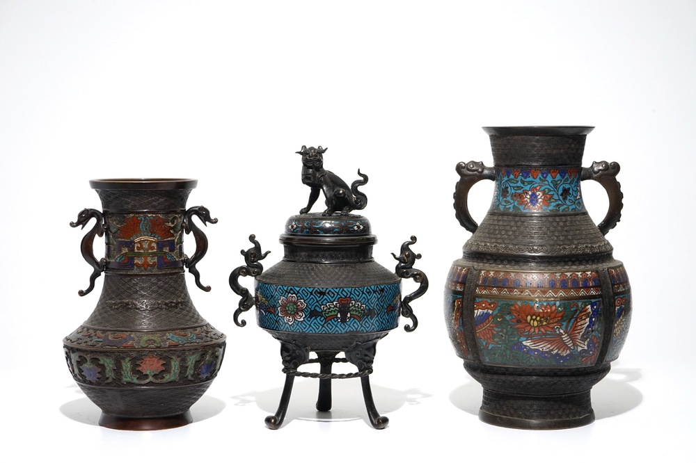 Drie Chinese bronzen vazen met email champlev&eacute; decor, China, 19e eeuw