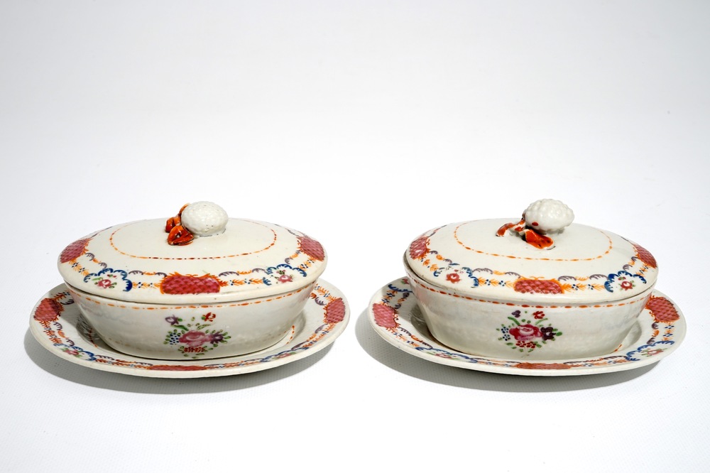 Une paire de terrines couvertes sur pr&eacute;sentoirs en porcelaine de Chine famille rose, Qianlong