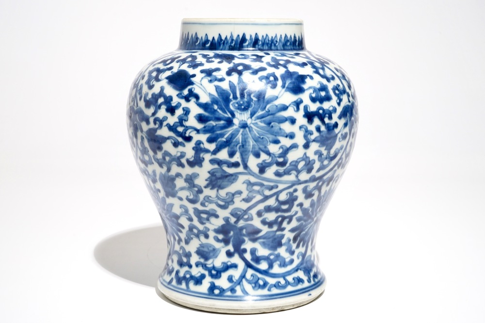 Un vase en porcelaine de Chine bleu et blanc aux rinceaux de lotus, Kangxi