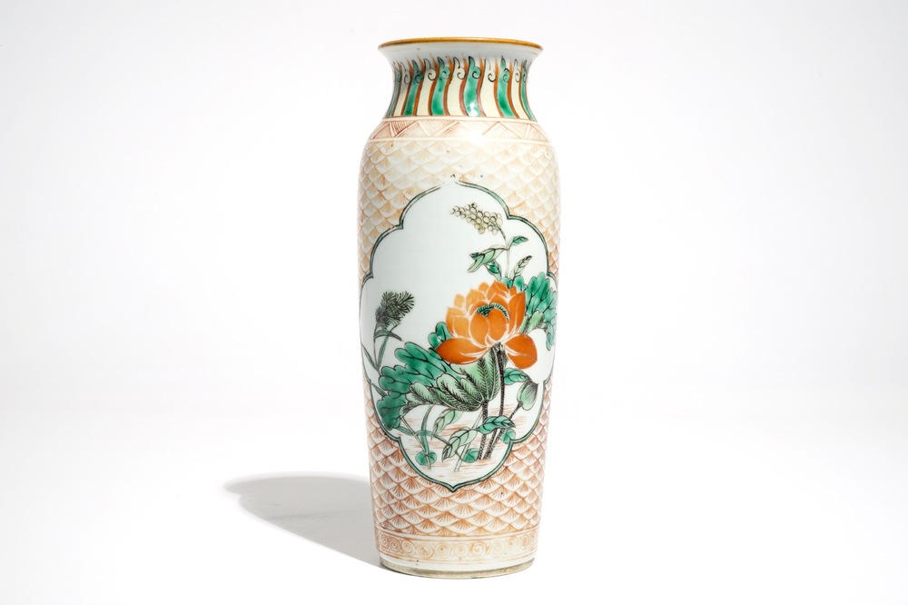 Un vase de forme rouleau en porcelaine de Chine wucai, &eacute;poque Transition