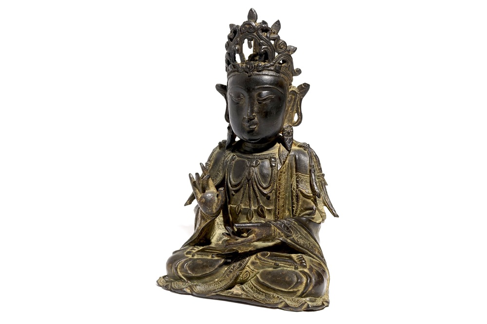 Een Chinese bronzen figuur van een zittende Guanyin, Ming