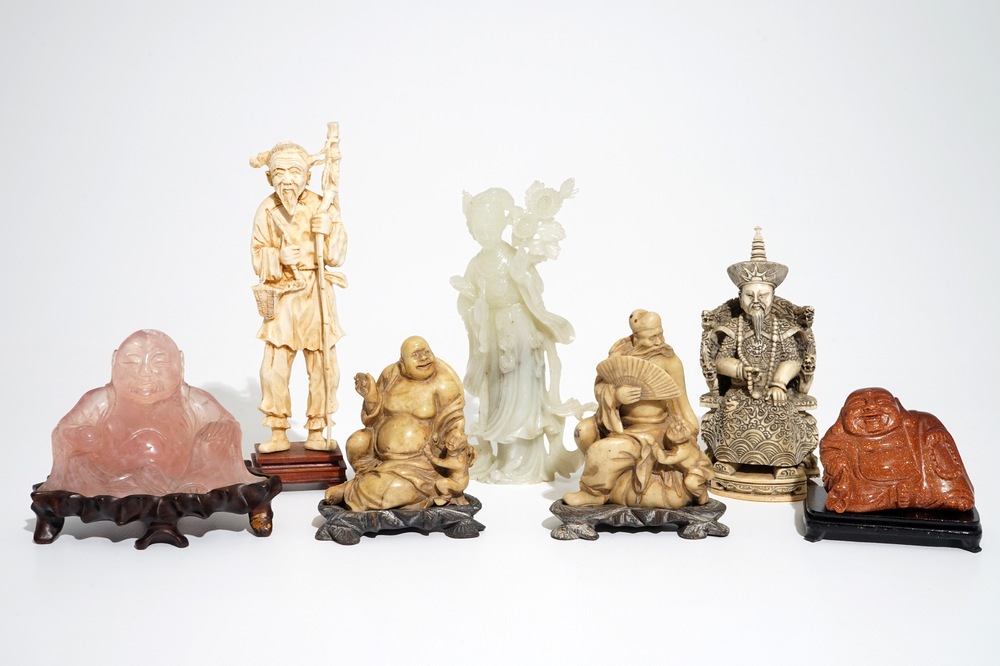 Zeven Chinese ivoren en hardstenen figuren, w.o. kwarts, zeepsteen en goudsteen, 19e/20e eeuw