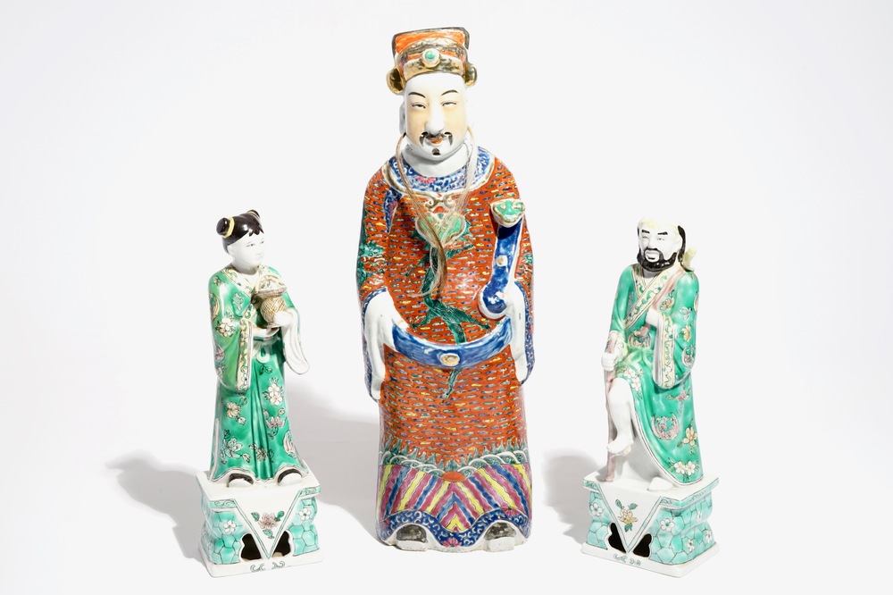 Un mod&egrave;le d'un immortel en porcelaine de Chine famille rose et deux figures en famille verte, 19/20&egrave;me