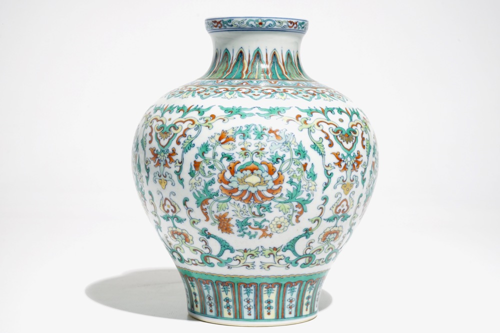Un vase en porcelaine de Chine doucai, marque de Qianlong, 20&egrave;me