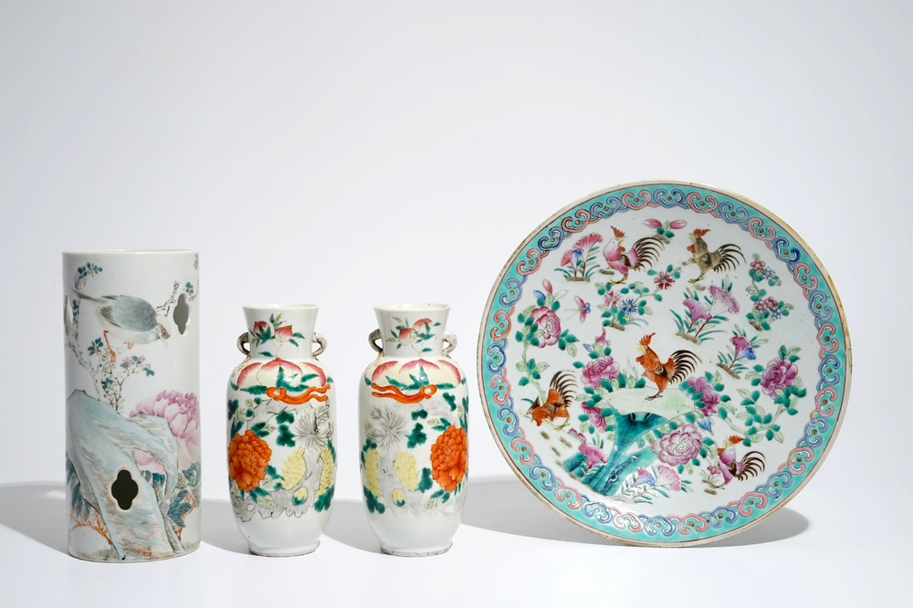 Un plat et une paire de vases en porcelaine de Chine famille rose et un porte-chapeau qianjiang cai, 19/20&egrave;me