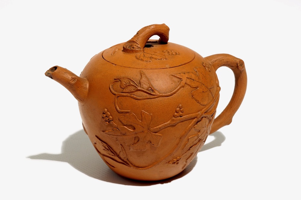 Een Chinese Yixing theepot met druivenranken in reli&euml;f, Kangxi