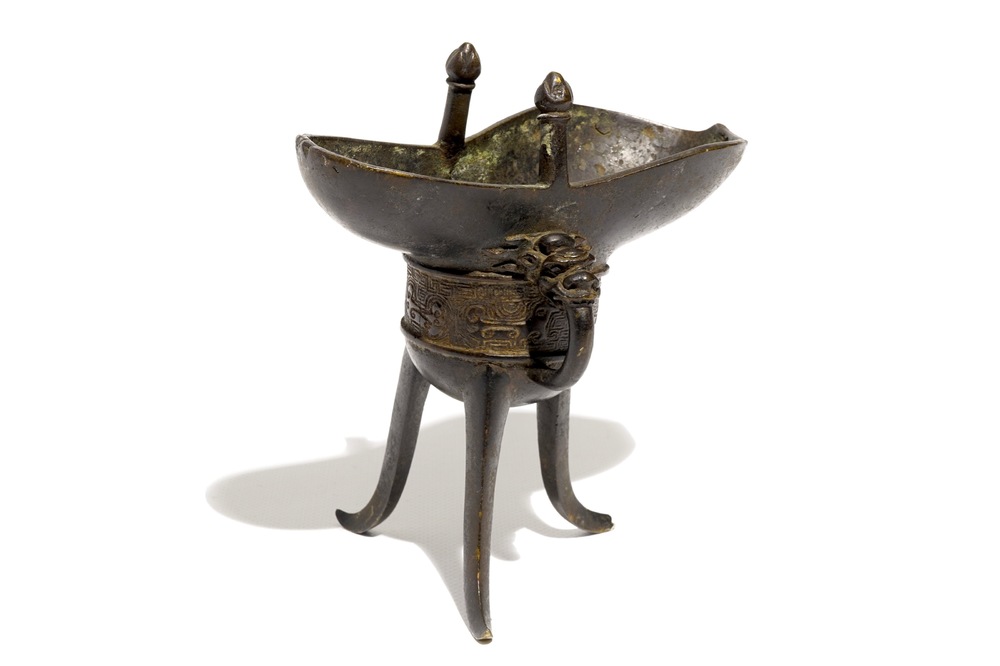 A Chinese bronze ritual jue wine cup, 18/19th C.