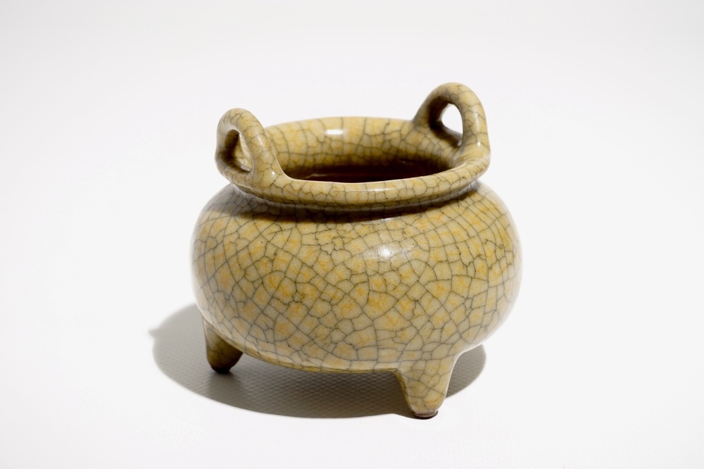 A Chinese crackle glaze tripod censer, 19/20th C.