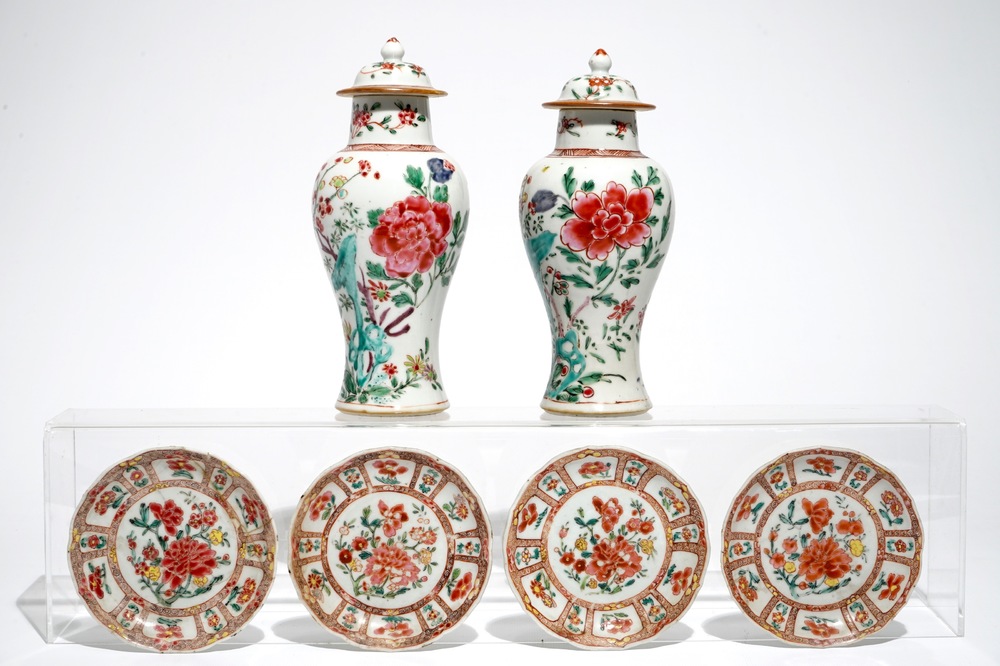 Une paire de vases couverts et quatre coupes en porcelaine de Chine famille rose, Yongzheng/Qianlong