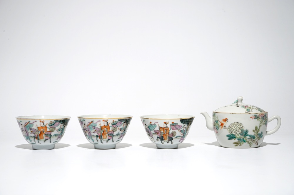 A Chinese qianjiang cai teapot and three famille rose cups, 19th C