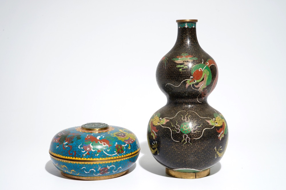 Een Chinese cloisonn&eacute; kalebasvaas en een ronde dekseldoos met jade, 19/20e eeuw