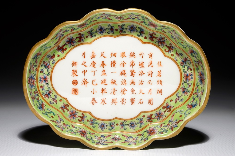 Un pr&eacute;sentoir en porcelaine de Chine famille rose &agrave; fond vert de citron, marque de Jiaqing, 19/20&egrave;me