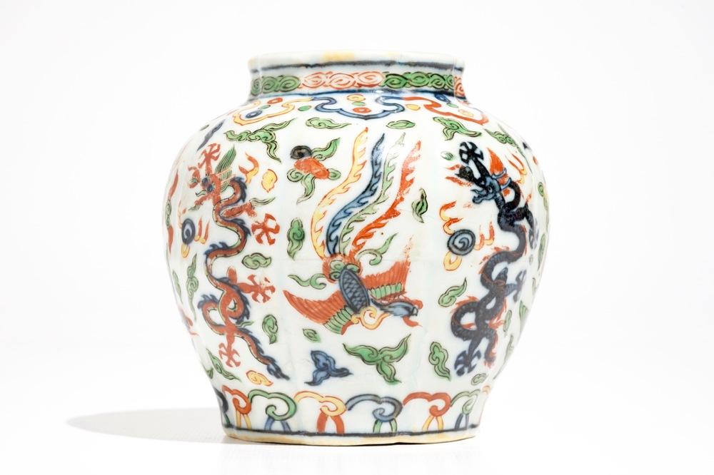 Un vase aux dragons en porcelaine de Chine, marque de Wanli, 19/20&egrave;me