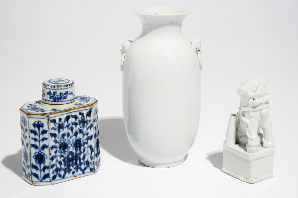 Un vase et un lion de temple en porcelaine blanc de Chine de Dehua et une bo&icirc;te &agrave; th&eacute;, Kangxi et post&eacute;rieur