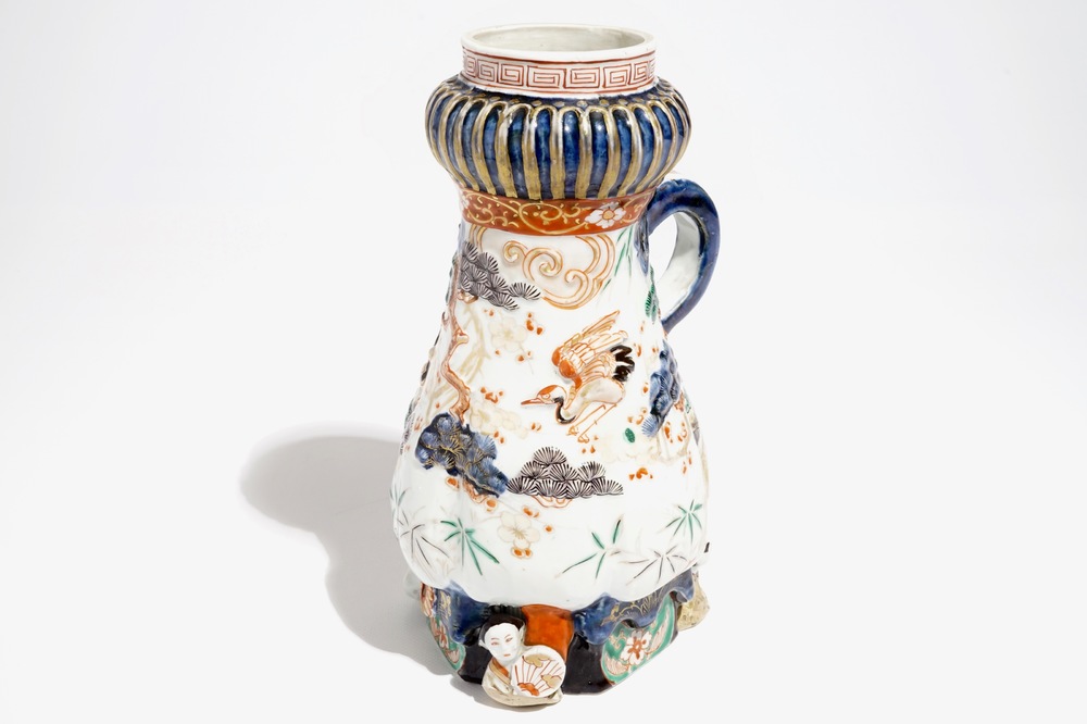 Une cafeti&egrave;re &agrave; d&eacute;cor en relief en porcelaine Imari de Japon, &eacute;poque Edo, fin du 17&egrave;me