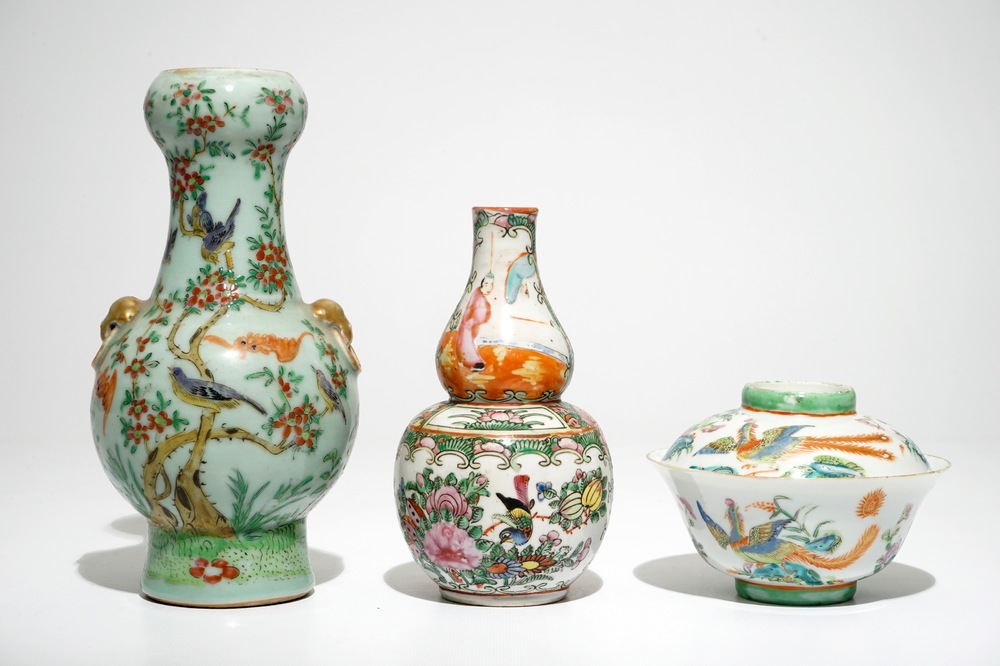 Deux vases et un bol couvert en porcelaine de Chine famille rose de Canton, 19&egrave;me