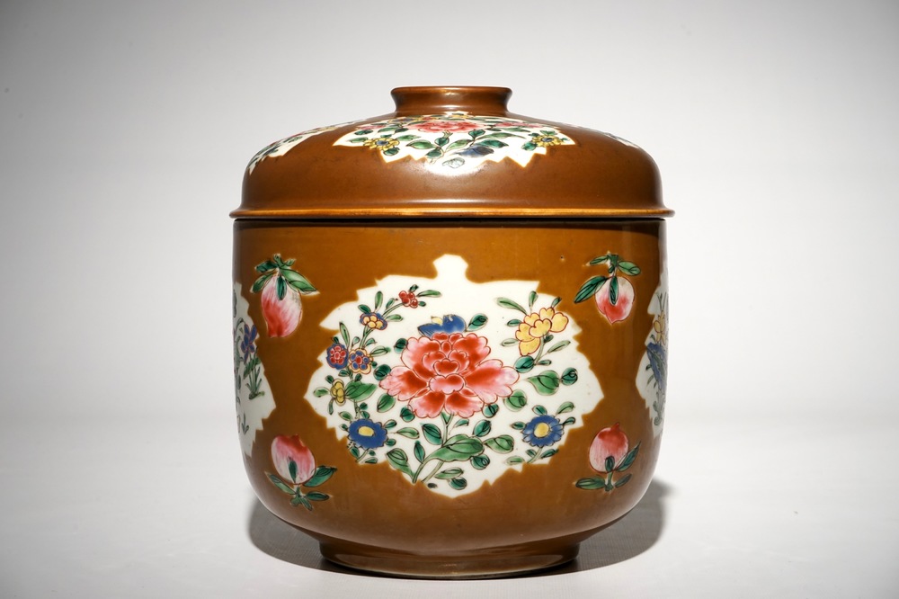 Un grand bol couvert en porcelaine de Chine famille rose sur fond brun capucin, Qianlong