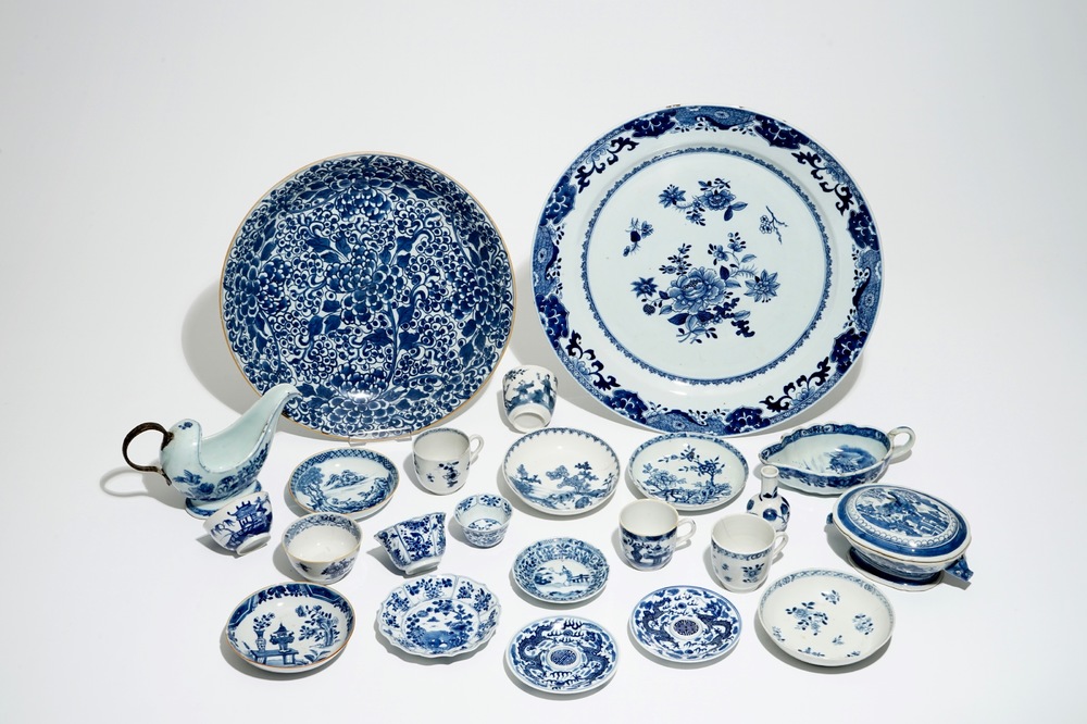 Divers Chinees blauwwit porselein, w.o. koppen, schotels en sauskommen, 18e/19e eeuw