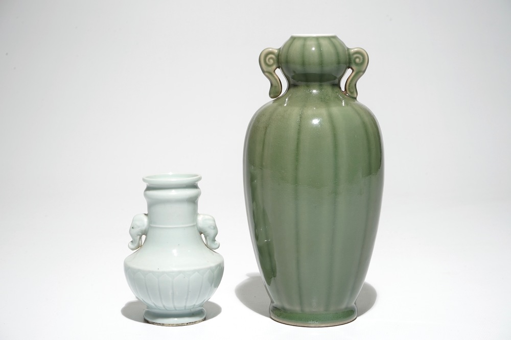 Deux vases en porcelaine de Chine monochrome c&eacute;ladon et de style Qingbai, 19/20&egrave;me