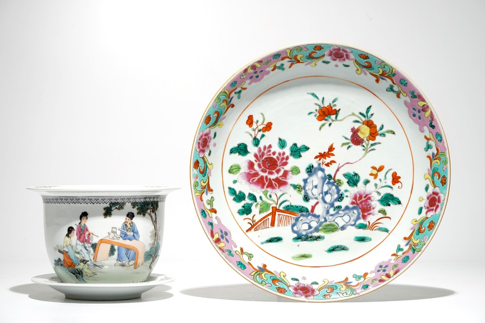 Un plat en porcelaine de Chine famille rose, et une jardini&egrave;re sur pr&eacute;sentoir, 18&egrave;me et 20&egrave;me