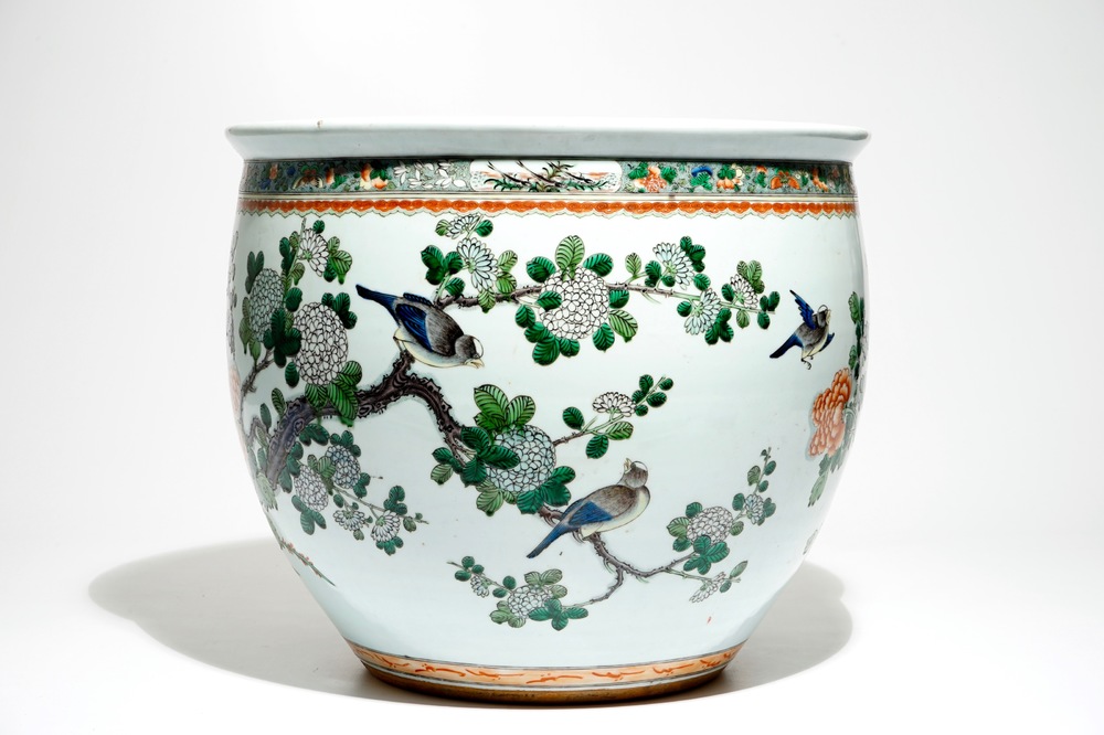 Un aquarium en porcelaine de Chine famille verte &agrave; d&eacute;cor de oiseaux parmi fleurs, 19&egrave;me