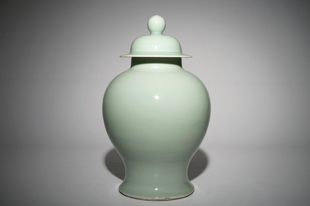 Un vase couvert de forme balustre en porcelaine de Chine c&eacute;ladon monochrome, 19&egrave;me
