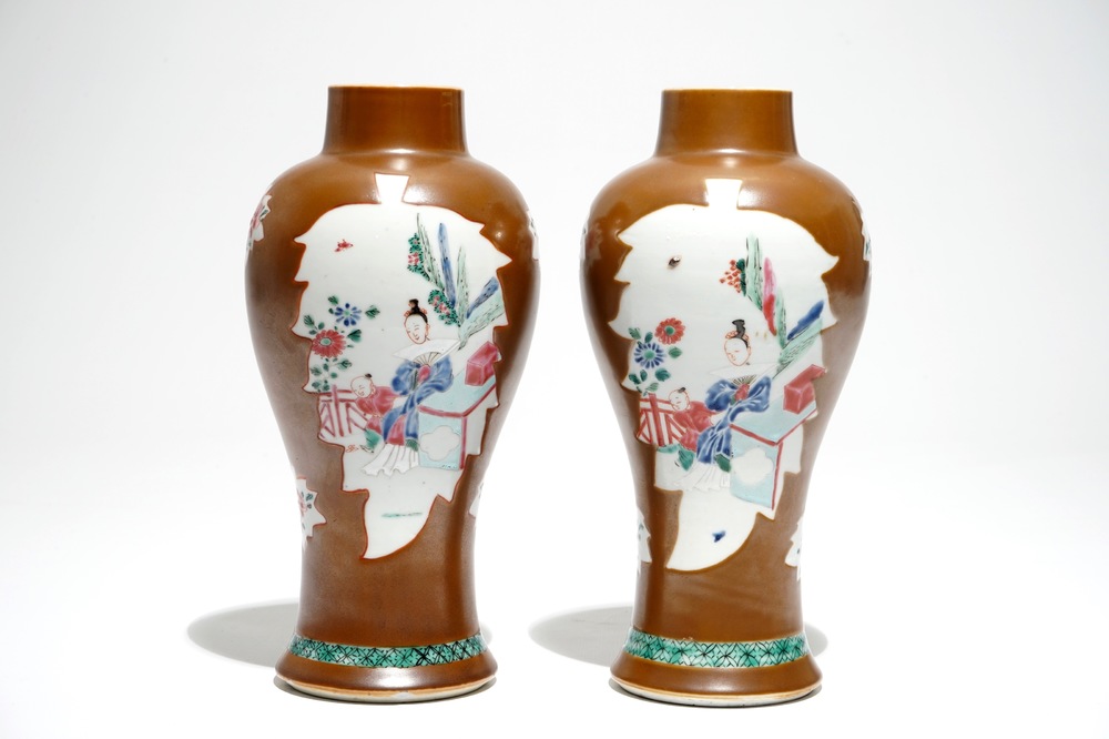 Une paire de vases en porcelaine de Chine famille rose sur fond brun capucin, Yongzheng/Qianlong