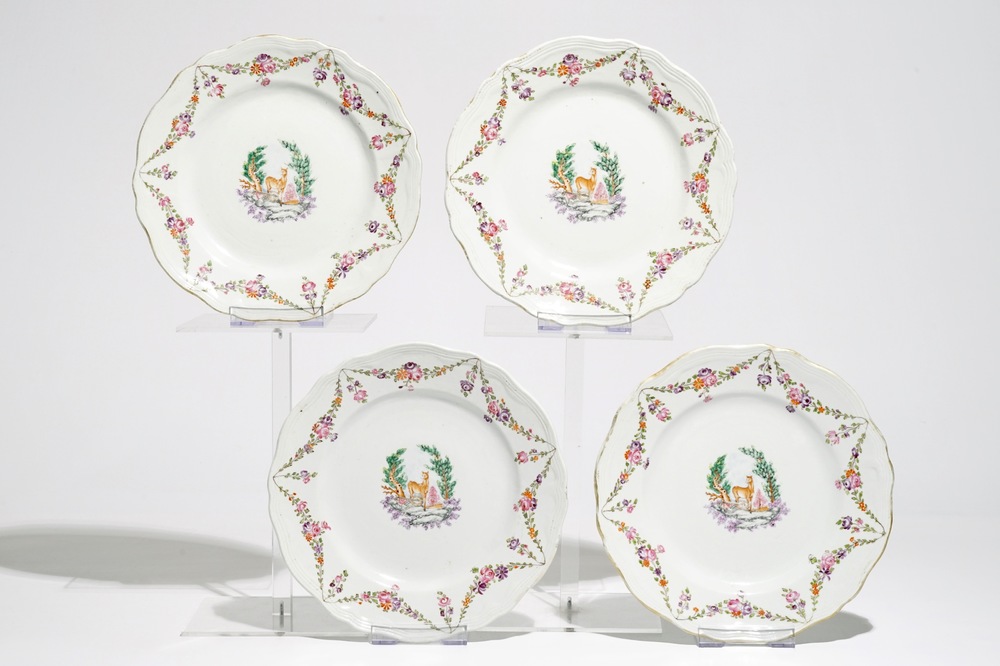 Quatre assiettes en porcelaine de Chine famille rose figurant un cerf, Qianlong