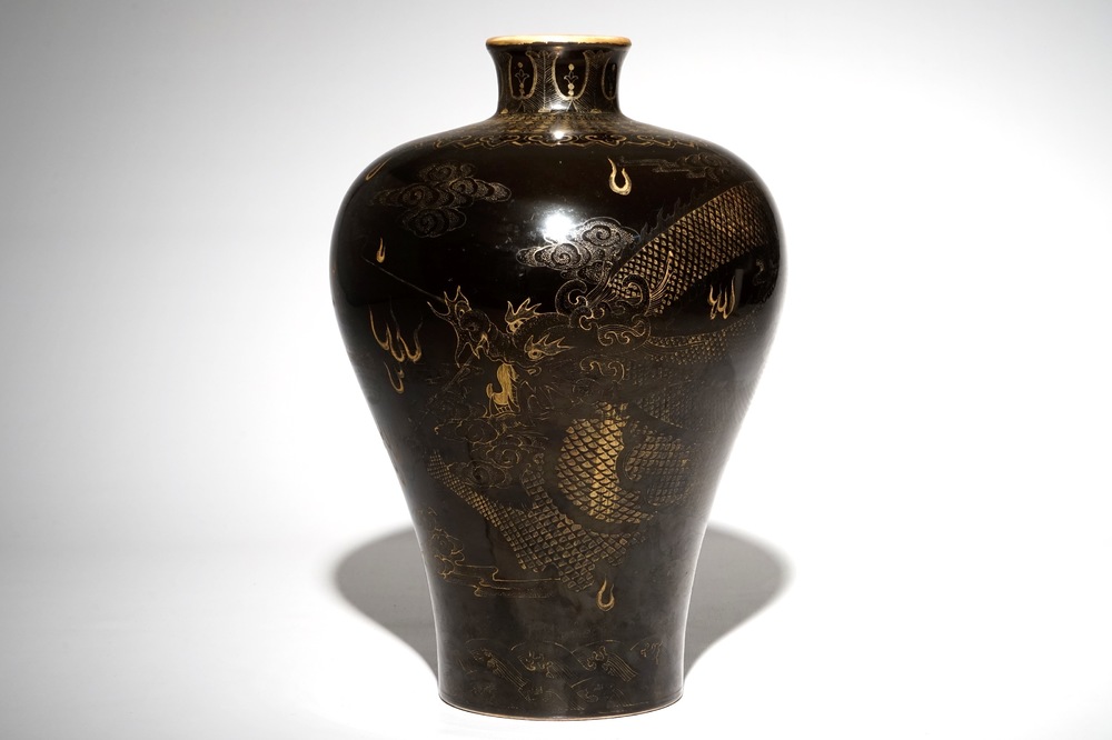 Een Chinese zwarte meiping vaas met verguld drakendecor, Qianlong merk, 19e eeuw