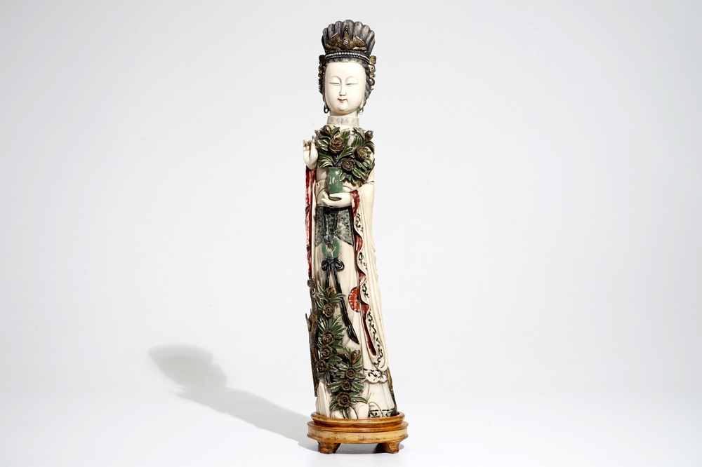 Een grote Chinese polychrome ivoren figuur van een dame met afneembaar hoofd, 19e eeuw